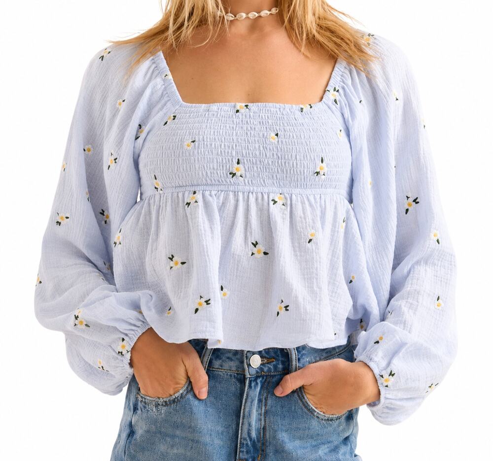 Altar'd State NWT Blue Daisy Smocked Peplum Top M